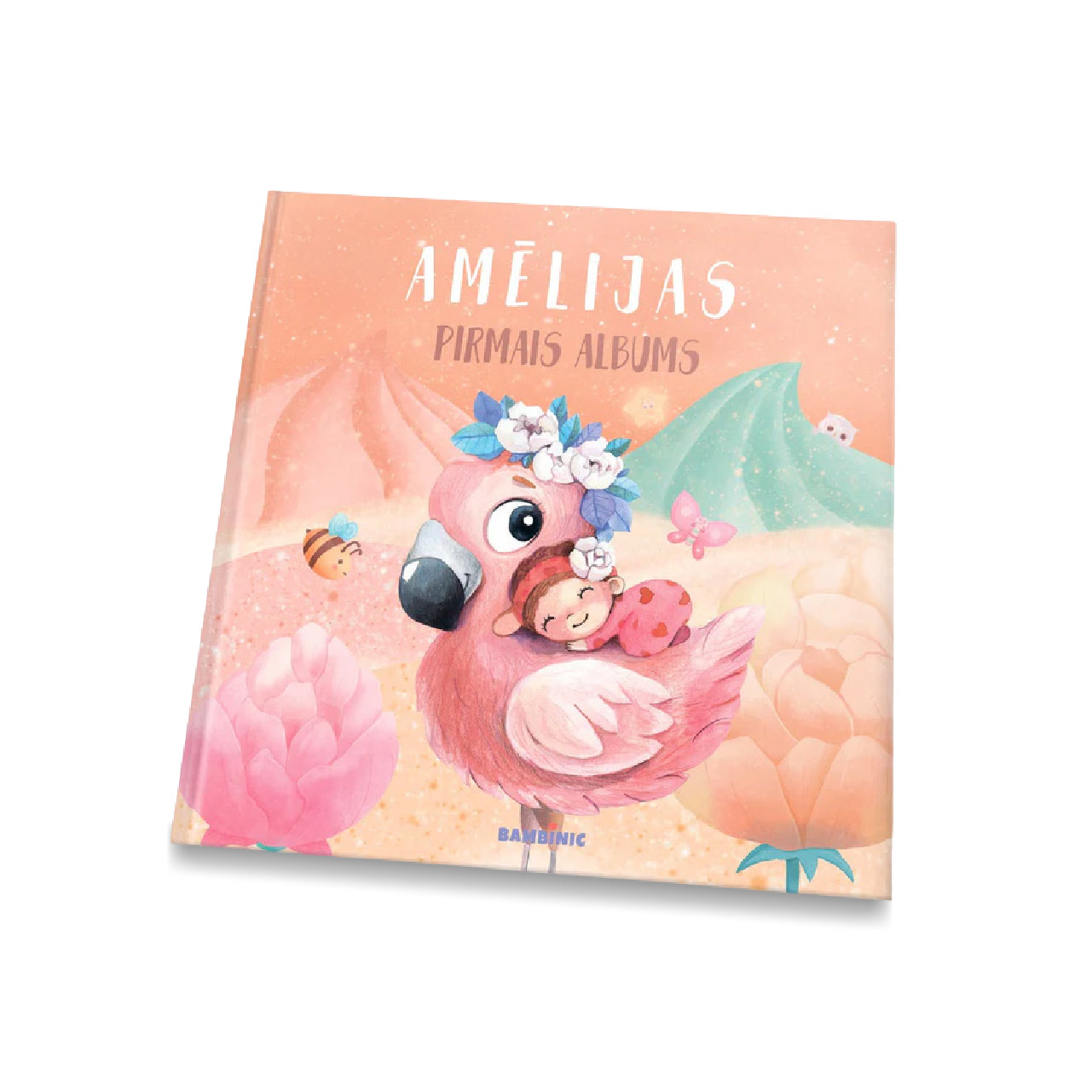 Meitenes pirmais albums ar rozā vāku un flamingo ilustrāciju