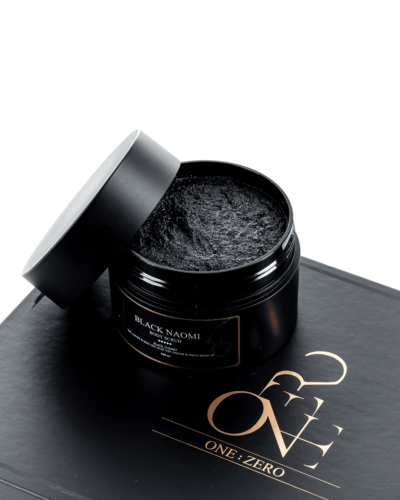 Ķermeņa skrubis "Black Naomi" (NEESMU SAPUCĒJIES)